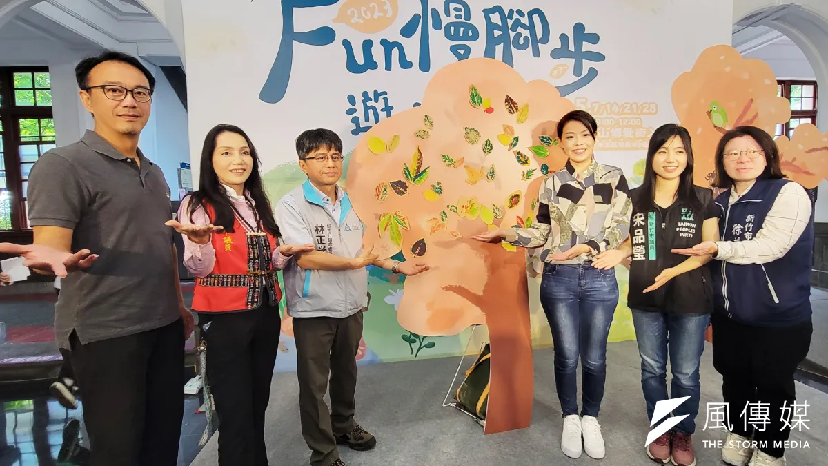 新竹市長高虹安(右三)和與會貴賓共同宣布「十八尖山踏青季」系列活動正式開跑。(圖/方詠騰攝)