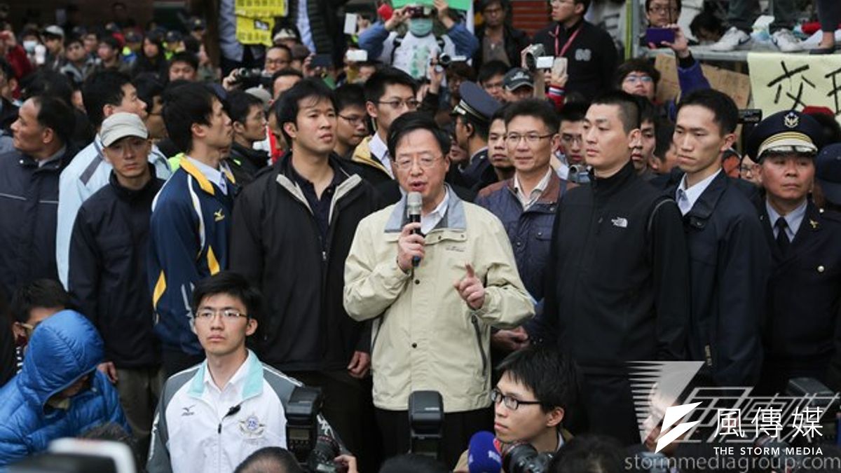 行政院長江宜樺3日在立院預算總質詢時,比較香港佔中和太陽花學運的差距。(圖為學生佔領立法院第五天江宜樺前往探視,余志偉攝) 行政院長江宜樺3日在立院預算總質詢時,比較香港佔中和太陽花學運的差距。(圖為學生佔領立法院第五天江宜樺前往探視,余志偉攝)