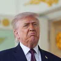 ホワイトハウスで記者の質問に答える米大統領・トランプ氏。(AP通信) ホワイトハウスで記者の質問に答える米大統領・トランプ氏。(AP通信)