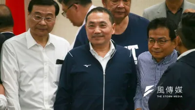 國民黨總統參選人侯友宜(中)才剛被提名,就面臨基本盤的保衛戰。(蔡親傑攝)