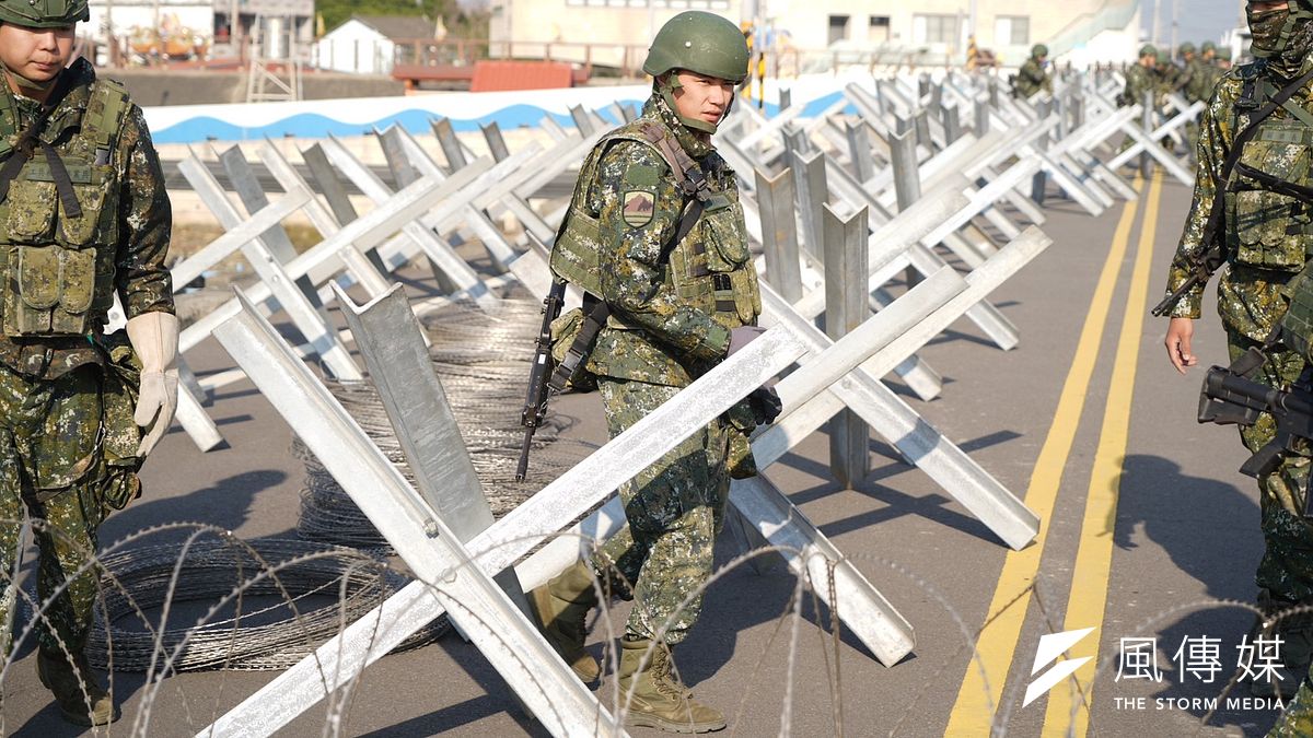52工兵群在紅色海灘進行阻絕工事。(張曜麟攝) 52工兵群在紅色海灘進行阻絕工事。(張曜麟攝)