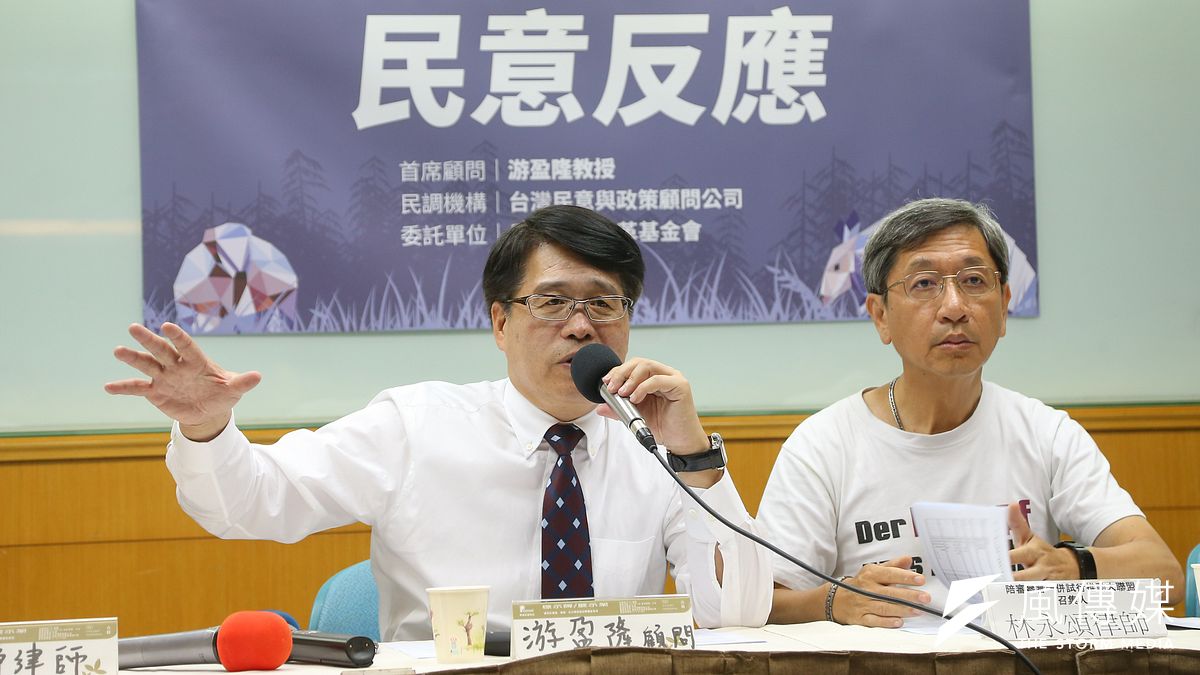 台灣民意與政策顧問有限公司首席顧問游盈隆(左)、陪審參審一併推動試行大聯盟召集人林永頌律師(右)18日召開「台灣司法審判制度改革的民意反應」記者會。(資料照,顏麟宇攝) 台灣民意與政策顧問有限公司首席顧問游盈隆(左)、陪審參審一併推動試行大聯盟召集人林永頌律師(右)18日召開「台灣司法審判制度改革的民意反應」記者會。(資料照,顏麟宇攝)