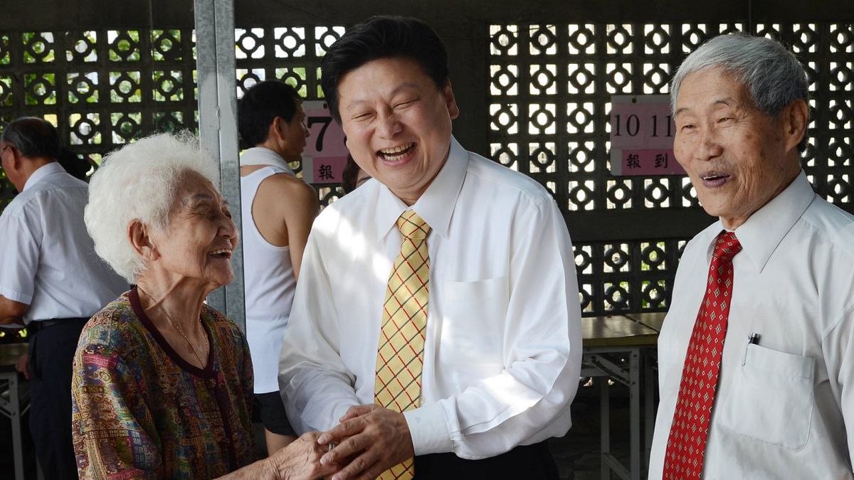 花蓮縣長傅崐萁(中)4日在臉書發文,期待「新總統五二0就職時,大聲唱出我們的國歌。」(取自傅崐萁臉書) 花蓮縣長傅崐萁(中)4日在臉書發文,期待「新總統五二0就職時,大聲唱出我們的國歌。」(取自傅崐萁臉書)