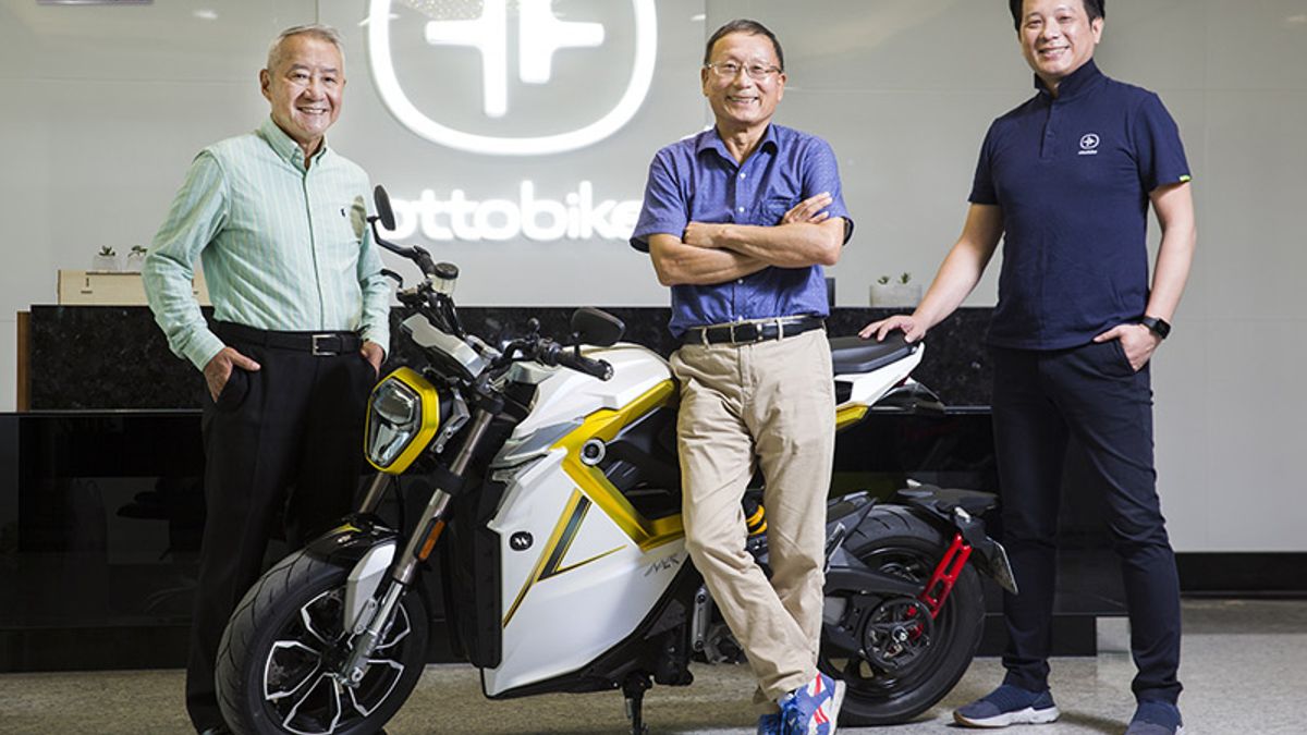 年過70歲的品睿綠能董事長李育奇,花5年時間打造全台首輛電動重機ottobike。(圖/今周刊) 年過70歲的品睿綠能董事長李育奇,花5年時間打造全台首輛電動重機ottobike。(圖/今周刊)