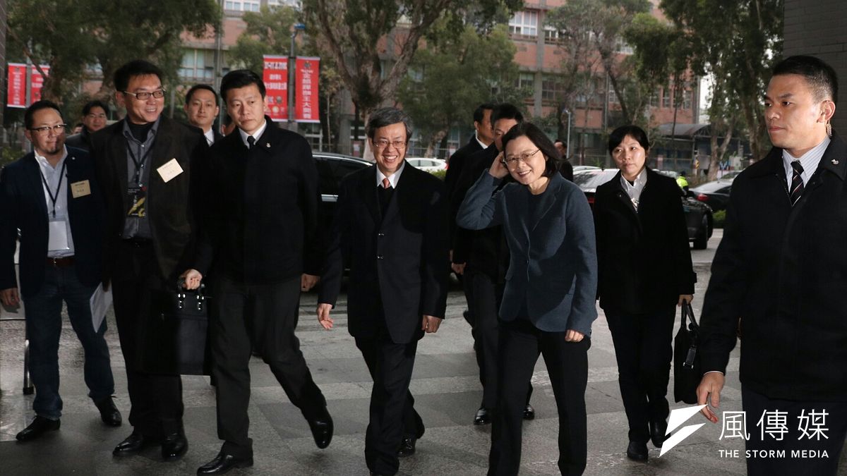 中華文化總會2席副會長職務,一席擬由陳建仁副總統出任,另一席則規劃由資深媒體人江春男出任。圖為蔡英文、陳建仁出席中華文化總會會員大會。(蘇仲泓攝) 中華文化總會2席副會長職務,一席擬由陳建仁副總統出任,另一席則規劃由資深媒體人江春男出任。圖為蔡英文、陳建仁出席中華文化總會會員大會。(蘇仲泓攝)