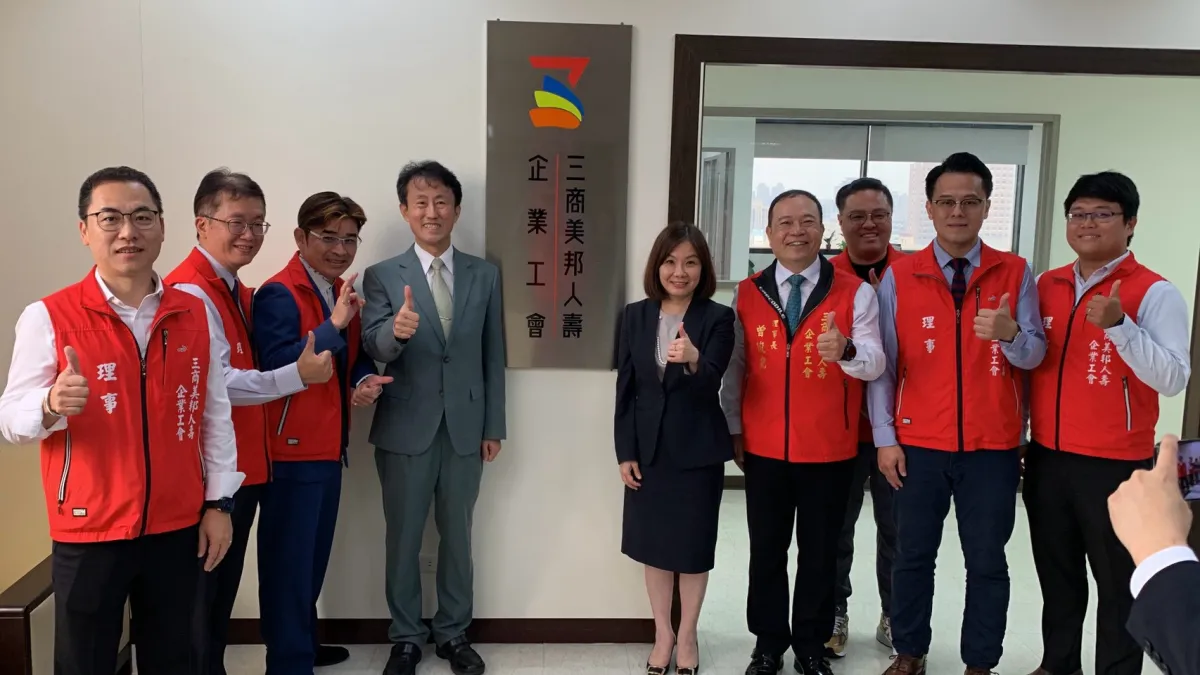 三商美邦人壽董事長陳茂欽(左4起)、總經理許瀞心、企業工會理事長曾俊能,6日與工會主要幹部合影。(三商壽企業工會提供)