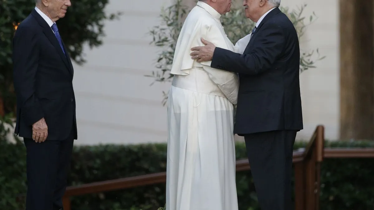 教宗方濟各(Pope Francis,中)2014 年5月25日在梵蒂岡接見巴勒斯坦總統(自治政府主席)阿巴斯(Mahmoud Abbas,右),左為以色列總統裴瑞斯。