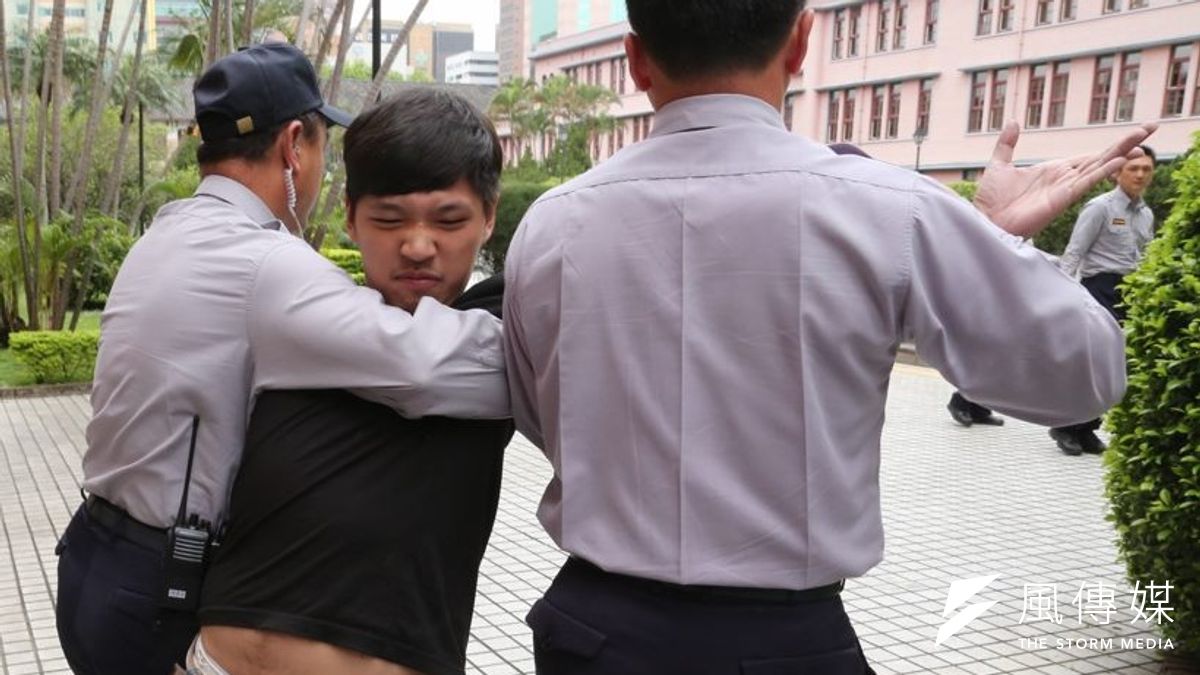 學運總指揮陳為廷到議場外向藍委張慶忠嗆聲,要求簽連署書,隨即被警察架走。(余志偉攝) 學運總指揮陳為廷到議場外向藍委張慶忠嗆聲,要求簽連署書,隨即被警察架走。(余志偉攝)