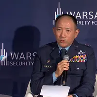 中国の圧力が強まるなか、謝日升・参謀本部情報参謀次長は制服姿でワルシャワ・セキュリティ・フォーラムに登壇。(写真/Warsaw Security Forum公式YouTube) 中国の圧力が強まるなか、謝日升・参謀本部情報参謀次長は制服姿でワルシャワ・セキュリティ・フォーラムに登壇。(写真/Warsaw Security Forum公式YouTube)