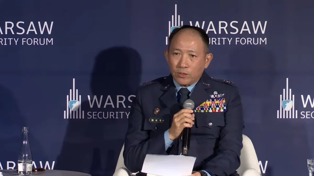 中國持續打壓台灣外交下,國防部情次室次長謝日升何以能穿著軍服出席華沙安全論壇?(取自Warsaw Security Forum YouTube頻道)