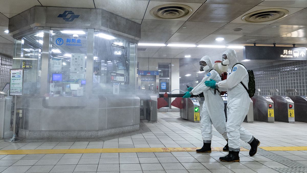 全台目前僅剩南投、澎湖、連江未出現確診案例,專家呼籲清明假期仍要注意防疫、減少非必要外出。圖為化學兵大清消。(資料照,國防部提供) 全台目前僅剩南投、澎湖、連江未出現確診案例,專家呼籲清明假期仍要注意防疫、減少非必要外出。圖為化學兵大清消。(資料照,國防部提供)