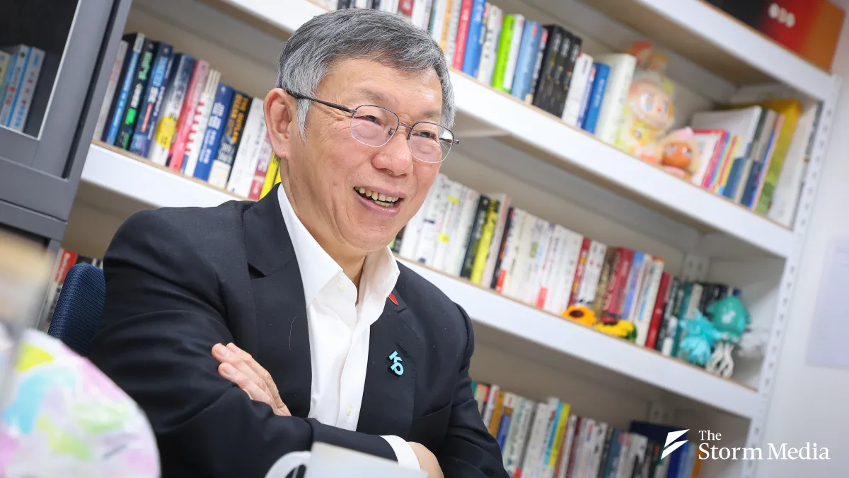 Taiwan People's Party founding chairman Ko Wen-je accepts an exclusive interview with Storm Media. (Photo / Yan Lin-yu)