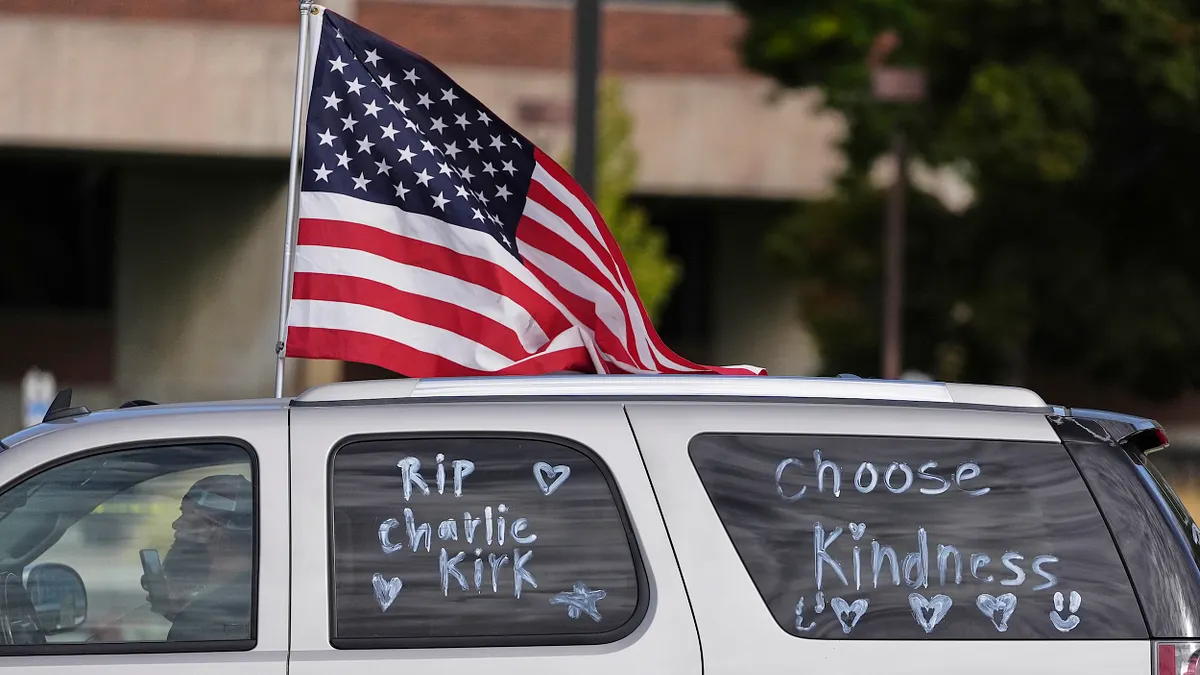 2025年9月13日、米ユタ州オーレム。ユタ・バレー大学のキャンパスを通過する車の窓には、保守系団体「アメリカの転換点」(Turning Point USA)共同創設者チャーリー・カーク氏を追悼するメッセージが記され、米国旗が掲げられていた。(AP通信) 2025年9月13日、米ユタ州オーレム。ユタ・バレー大学のキャンパスを通過する車の窓には、保守系団体「アメリカの転換点」(Turning Point USA)共同創設者チャーリー・カーク氏を追悼するメッセージが記され、米国旗が掲げられていた。(AP通信)