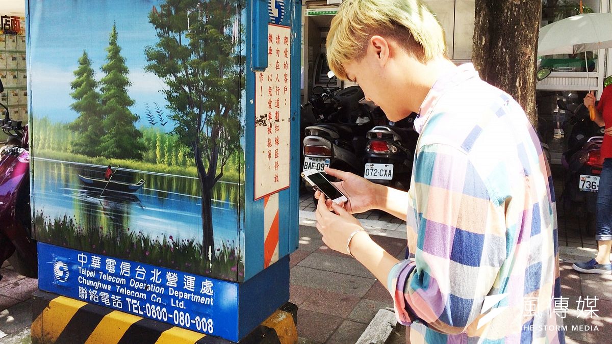 Pokemon Go最近引起一番熱潮,許多人會聚集在地標前捕捉神奇寶貝。(示意圖/涂亞庭攝影 ) Pokemon Go最近引起一番熱潮,許多人會聚集在地標前捕捉神奇寶貝。(示意圖/涂亞庭攝影 )