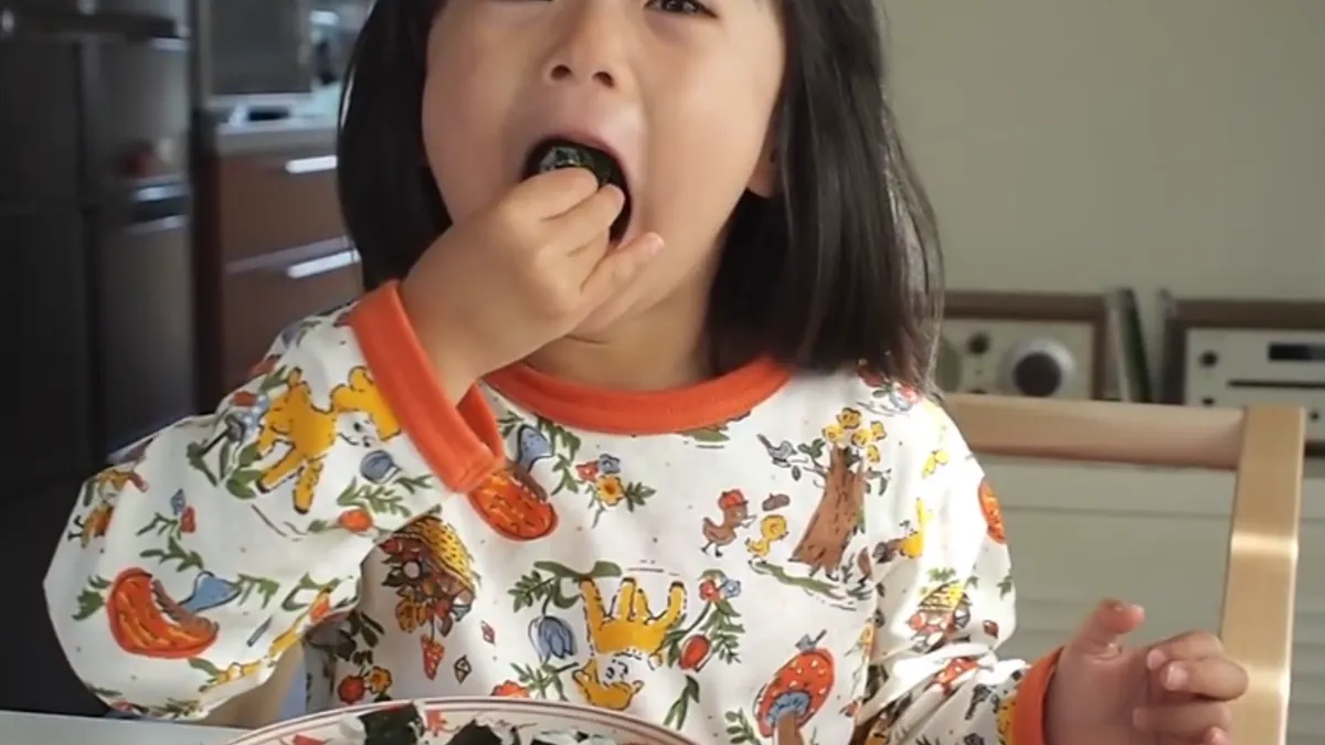 孩子還小不懂乖乖坐在餐桌前,這時該怎麼開始訓練呢?(示意圖翻攝自youtube) 孩子還小不懂乖乖坐在餐桌前,這時該怎麼開始訓練呢?(示意圖翻攝自youtube)