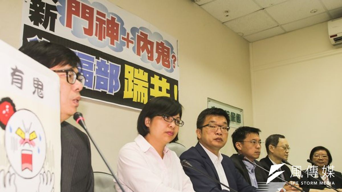民進黨大張旗鼓聲討洩露機密公文的「內鬼」,結果洩露者竟是自家人,只能尷尬收場。(林韶安攝) 民進黨大張旗鼓聲討洩露機密公文的「內鬼」,結果洩露者竟是自家人,只能尷尬收場。(林韶安攝)