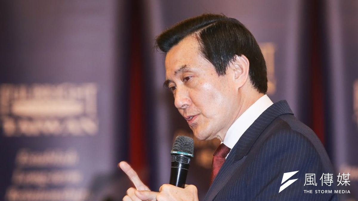 馬英九不待對方說完問題,便直呼「妳瘋了嗎」,強調當然不會放棄南海主權,「這是違反憲法的」。(林韶安攝) 馬英九不待對方說完問題,便直呼「妳瘋了嗎」,強調當然不會放棄南海主權,「這是違反憲法的」。(林韶安攝)