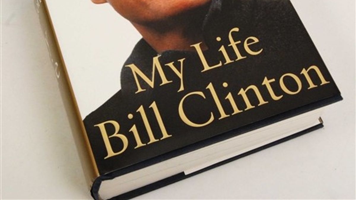「笨蛋!問題在經濟!」競選口號幾乎為選戰常勝軍,其引起眾人共鳴的關鍵就在於簡明扼要地點出政治人物應以民生為優先。圖為柯林頓自傳。(資料照,澎湃新聞提供) 「笨蛋!問題在經濟!」競選口號幾乎為選戰常勝軍,其引起眾人共鳴的關鍵就在於簡明扼要地點出政治人物應以民生為優先。圖為柯林頓自傳。(資料照,澎湃新聞提供)