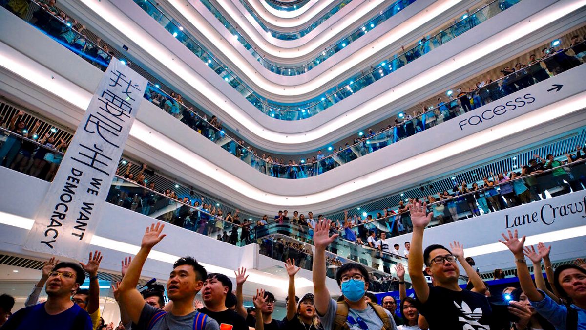 反對香港與北京政府、支持反送中的民眾,在香港各處聚集合唱《願榮光歸香港》。(美聯社) 反對香港與北京政府、支持反送中的民眾,在香港各處聚集合唱《願榮光歸香港》。(美聯社)