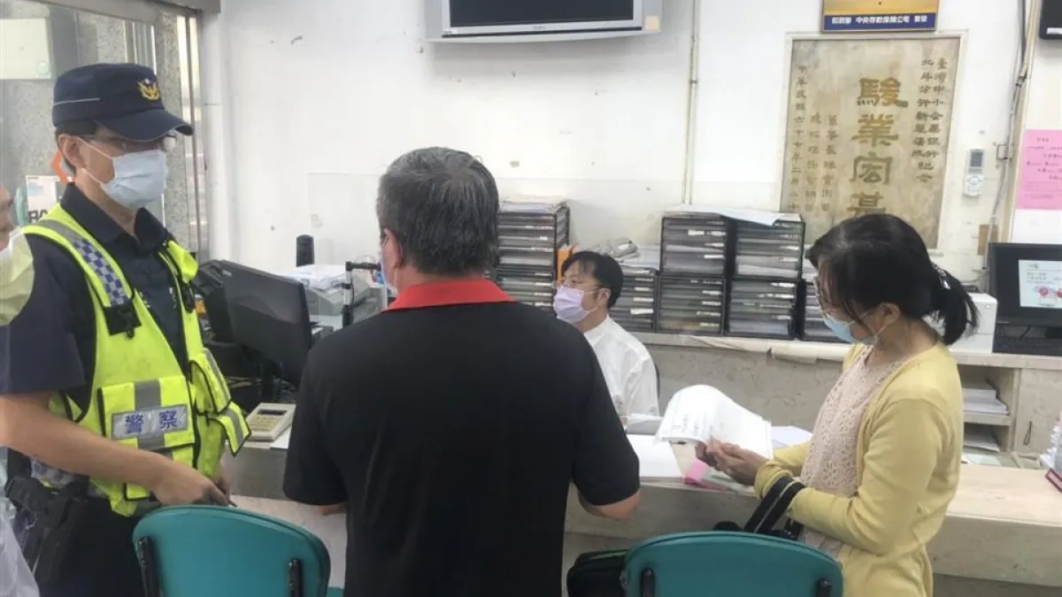 彰化縣警察局近年來為攔阻民眾遭詐騙匯款,特成立金融機構專責宣導警力指派資深員警擔任,負責聯繫、宣導金融機構行員辨識可疑提匯款,攔阻詐騙匯款。(圖/彰化縣政府)
