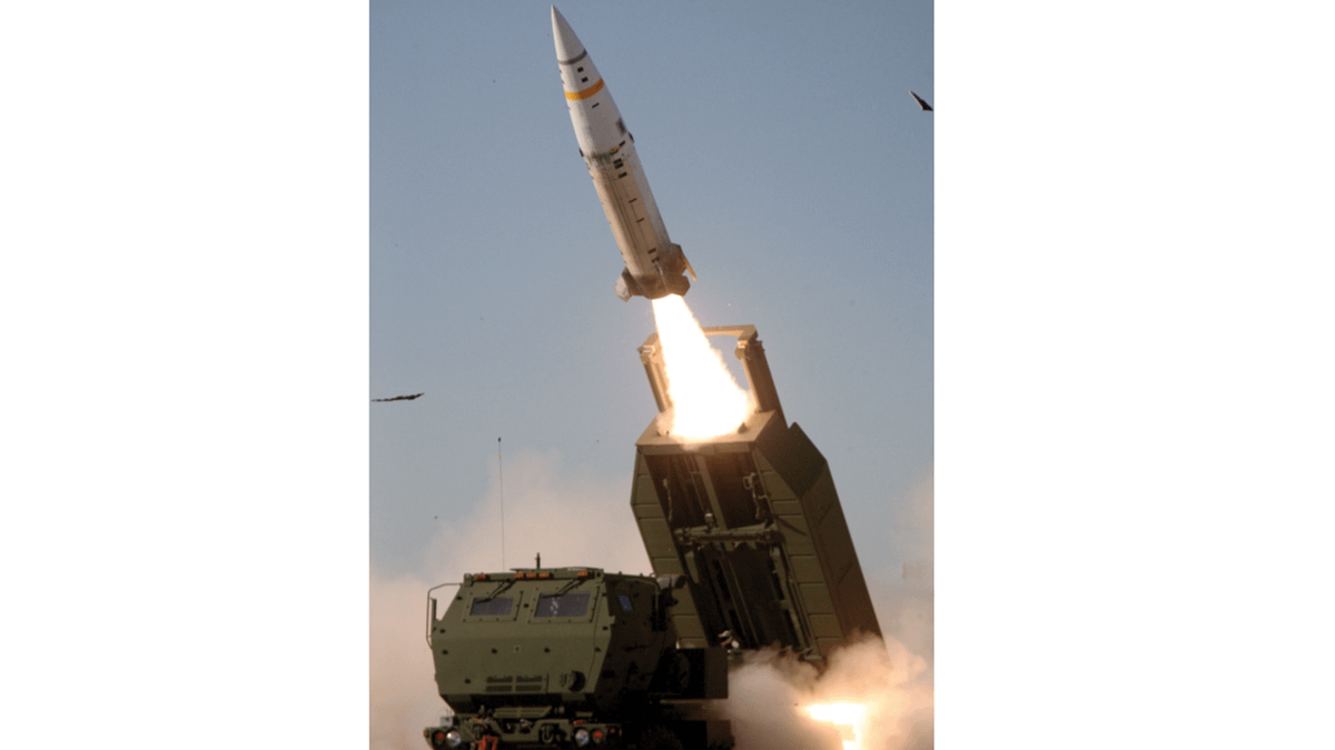 全名叫「MGM-140陸軍戰術飛彈系統」(ATACMS)的美規長程地對地飛彈。(翻攝自美軍DVIDS系統) 全名叫「MGM-140陸軍戰術飛彈系統」(ATACMS)的美規長程地對地飛彈。(翻攝自美軍DVIDS系統)