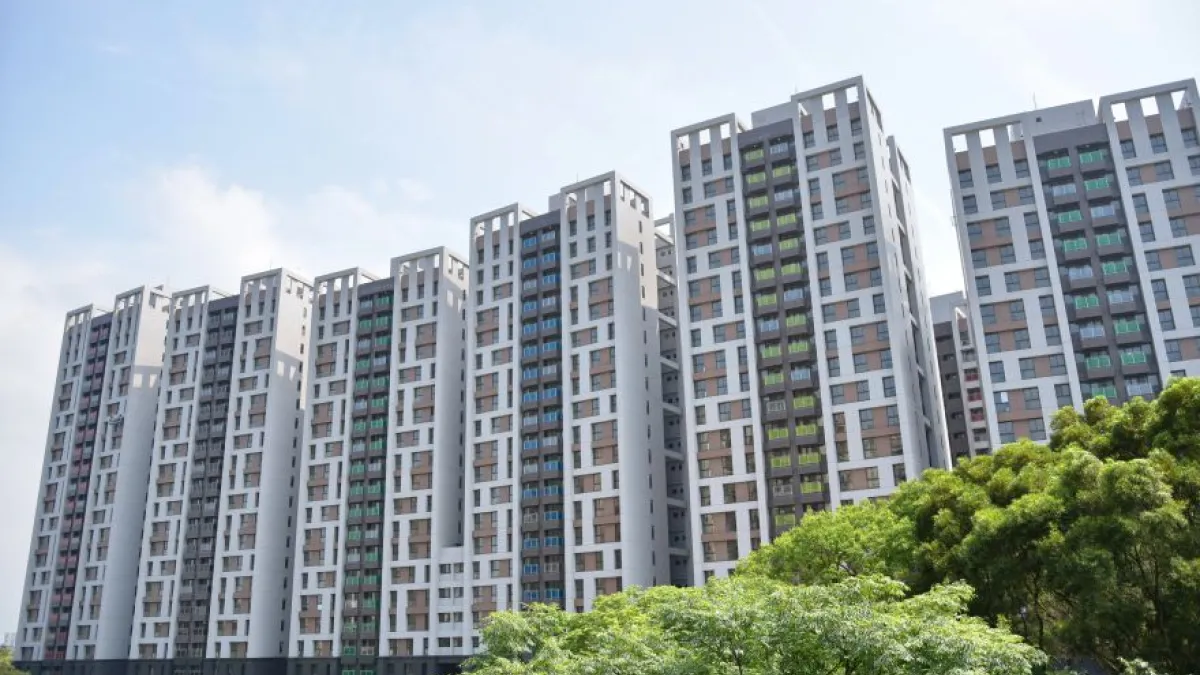 《住宅法》修正案將二寶家庭納入弱勢戶,但由於排隊等待入住家庭眾多,林口世大運社宅首批住戶仍須在10月前搬遷。圖為世大運社宅。(資料照,取自內政部官網)