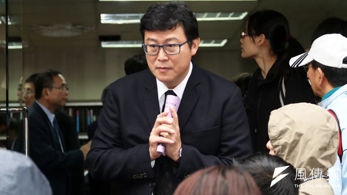 在吳秉叡遭勸退後,外界關注姚文智是否也將被勸退,對此姚8日受訪時,打出「陳菊牌」,透露即將接任總統府秘書長的陳菊鼓勵他衝刺。(資料照,蘇仲泓攝)