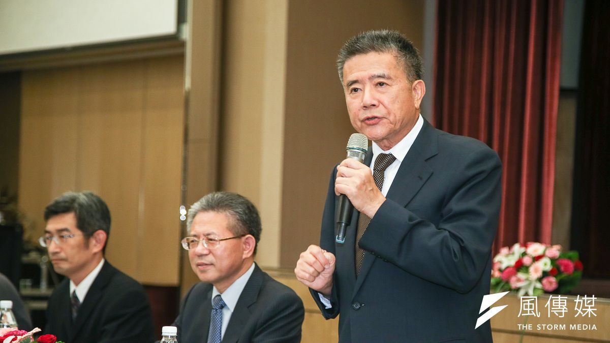 在部長因「公」而理事長接著因「事」缺席下,全國工總的工業團體負責人與政府首長座談會,演變成破記錄的都是「副將」上場。右為工總副理事長林明儒、左二為勞動部次長林三貴。(陳明仁攝) 在部長因「公」而理事長接著因「事」缺席下,全國工總的工業團體負責人與政府首長座談會,演變成破記錄的都是「副將」上場。右為工總副理事長林明儒、左二為勞動部次長林三貴。(陳明仁攝)