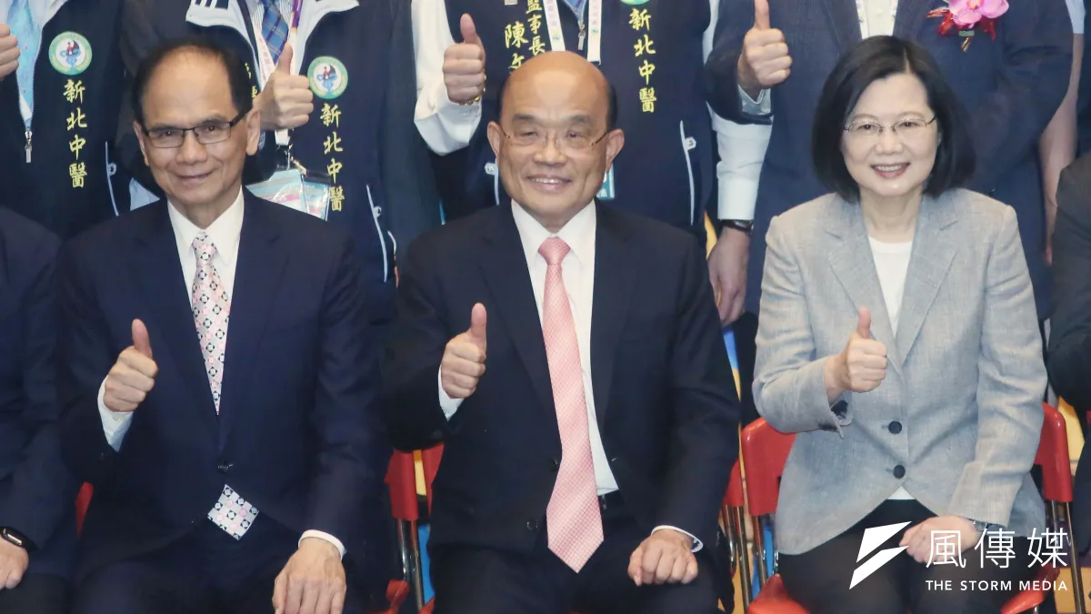 蔡政府諸多政策和事務官言行荒腔走板。圖為總統蔡英文(右)、行政院長蘇貞昌(中)、立法院長游錫堃(左)。(柯承惠攝)