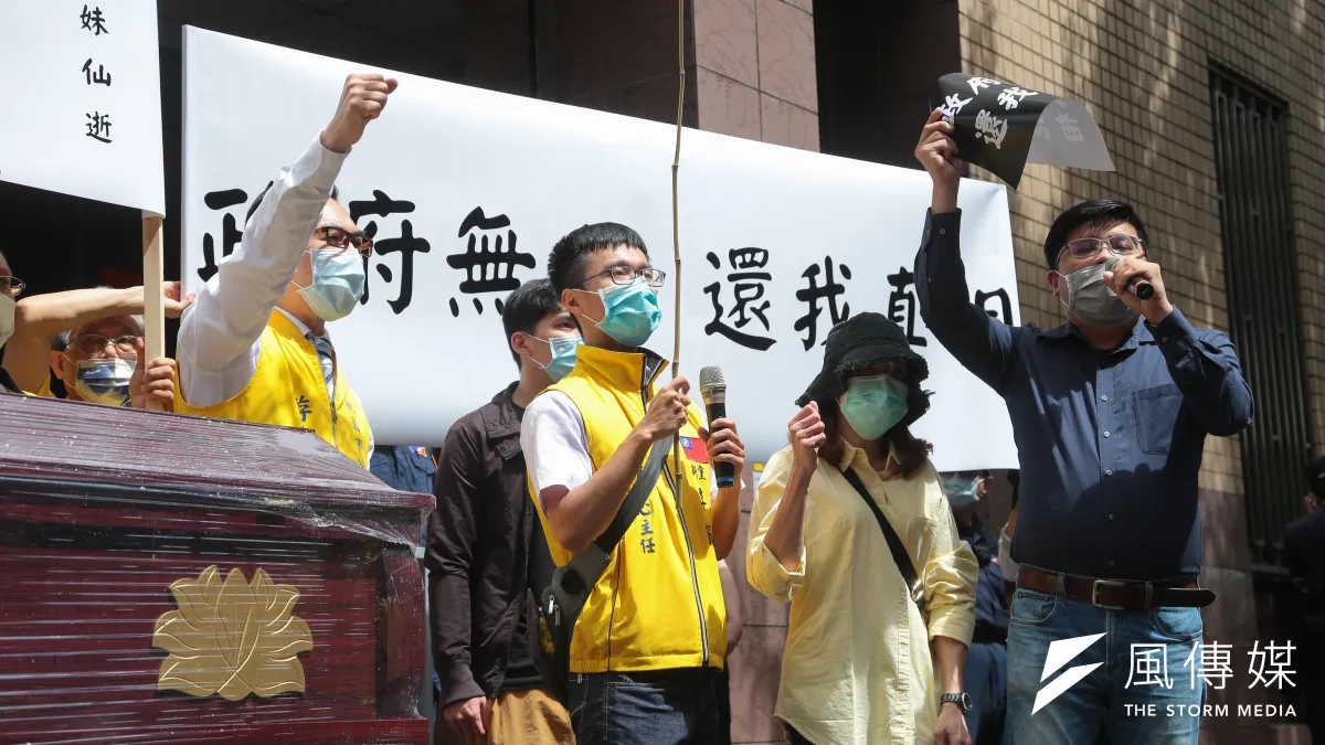 疑接種疫苗後死亡馮小妹媽媽(右二)與新黨台北市議員參選人26日召開「政府無能還我真相,抬棺抗議不公不義,追求真相與正義,正式按鈴申請國賠」記者會。(顏麟宇攝)