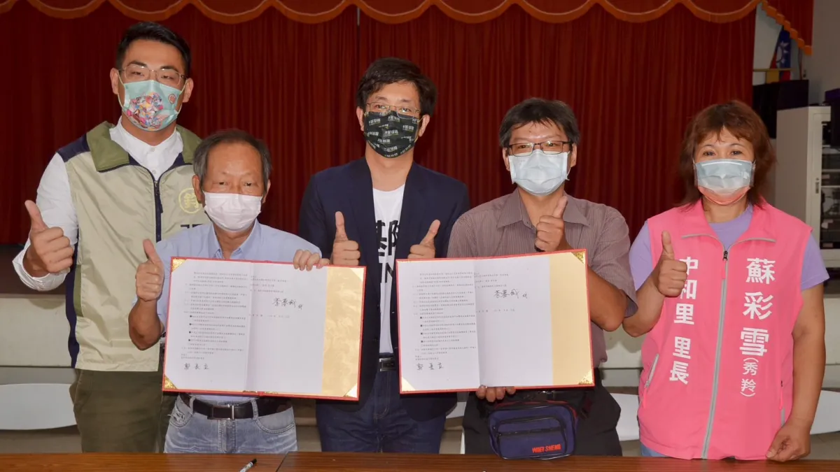 立法委員蔡適應與市議員張秉鈞,市議員候選人施偉政、中和里長蘇彩雲,參加台灣自來水公司第一區管理處與富都新城社區的「高地供水接管工程」簽約儀式。(圖/蔡適應競選辦公室提供)