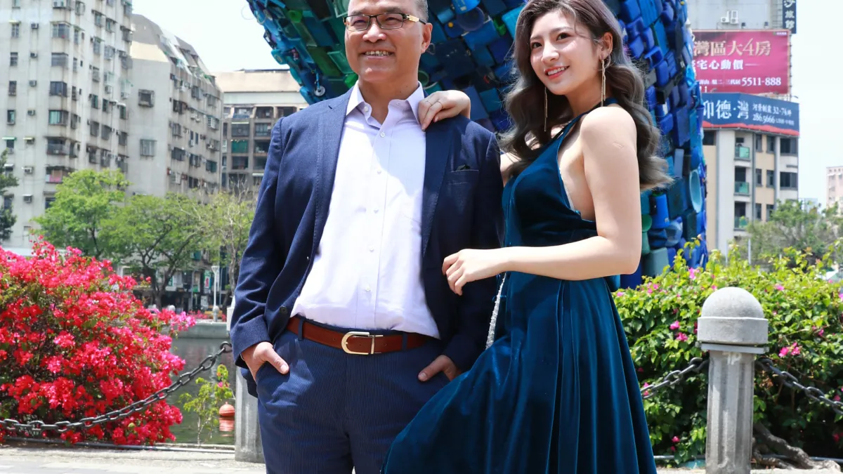 高雄市副市長葉匡時(左)今(14)日為推廣高雄特色觀光,與外型亮眼的女主持人在「愛之鯨」拍婚紗。(高雄市政府提供)