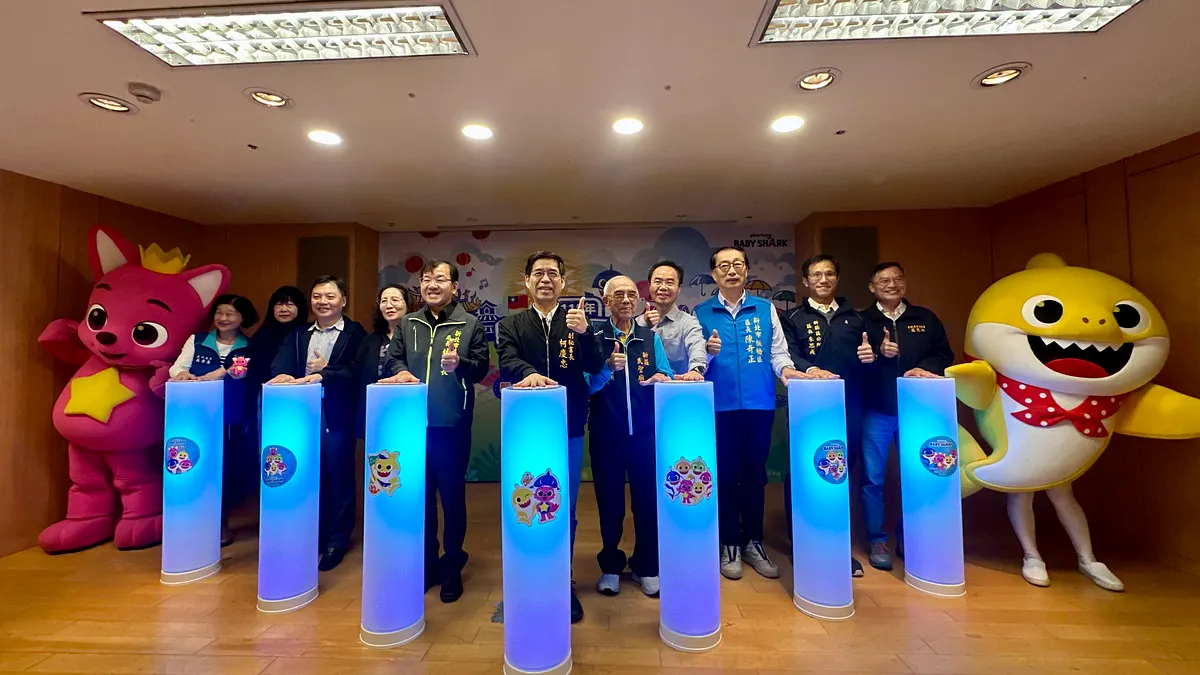 副秘書長柯慶忠與出席貴賓合影,宣布明(115)年元旦升旗活動首次移師板橋435藝文特區馬卡龍草原舉行。(圖/新北市民政局提供) 副秘書長柯慶忠與出席貴賓合影,宣布明(115)年元旦升旗活動首次移師板橋435藝文特區馬卡龍草原舉行。(圖/新北市民政局提供)