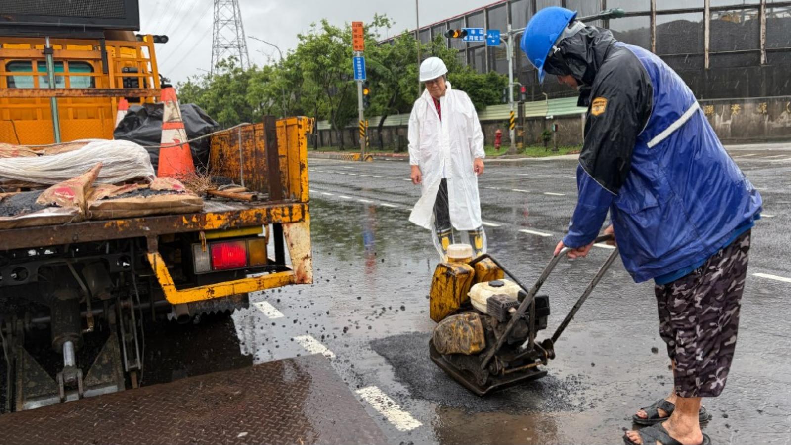豪雨狂灌近千毫米!高市工務局全力搶修道路、清除倒樹 加速城市復原
