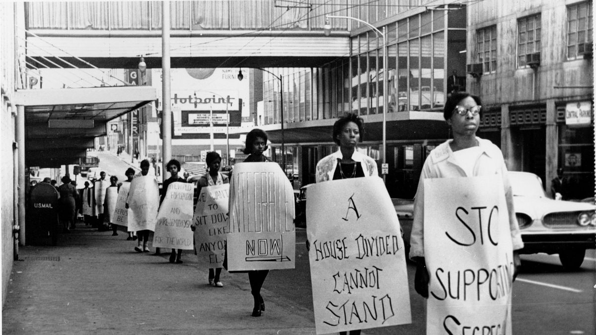 1960年。美國黑人民權運動風起雲湧,亞特蘭大上千名學生加入靜坐示威。(AP) 1960年。美國黑人民權運動風起雲湧,亞特蘭大上千名學生加入靜坐示威。(AP)