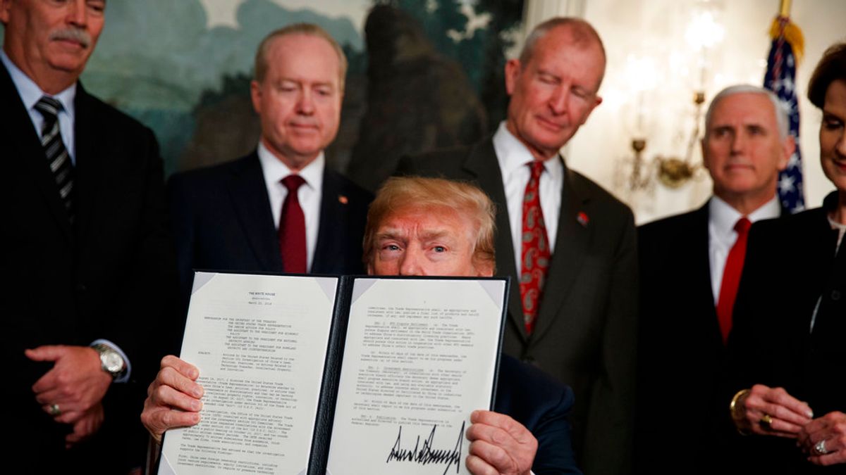 川普展示簽署的總統備忘錄,美國貿易代表辦公室將啟動對中國某些商品的關稅。(美聯社) 川普展示簽署的總統備忘錄,美國貿易代表辦公室將啟動對中國某些商品的關稅。(美聯社)