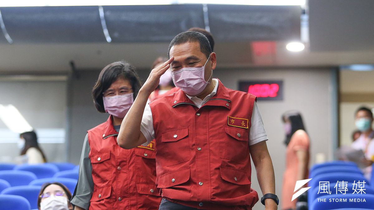 新北市日前將萬份紓困資料轉送交衛福部,引起「甩鍋中央」的爭議。圖為新北市長侯友宜。(資料照,顏麟宇攝) 新北市日前將萬份紓困資料轉送交衛福部,引起「甩鍋中央」的爭議。圖為新北市長侯友宜。(資料照,顏麟宇攝)