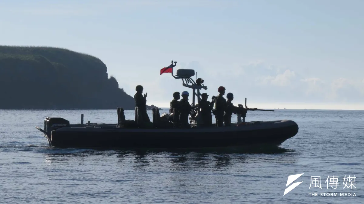 駐澎湖地區的「海龍蛙兵」日前駕駛橡皮艇在海上實施機槍實彈射擊。(取自陸軍司令部臉書)