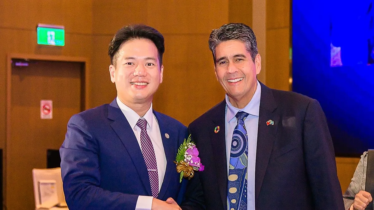 新竹市代理市長邱臣遠與帛琉總統惠恕仁交流合影。(圖/新竹市政府提供)