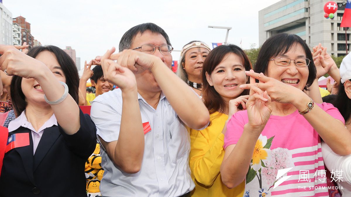 北市府在國慶當日送嗡嗡包,卻意外受歡迎,市府後來決定改送為賣,今日一早仍搶購一空。圖為台北市長柯文哲等出席市府舉辦的升旗典禮,手比雙十的畫面。(陳明仁攝) 北市府在國慶當日送嗡嗡包,卻意外受歡迎,市府後來決定改送為賣,今日一早仍搶購一空。圖為台北市長柯文哲等出席市府舉辦的升旗典禮,手比雙十的畫面。(陳明仁攝)