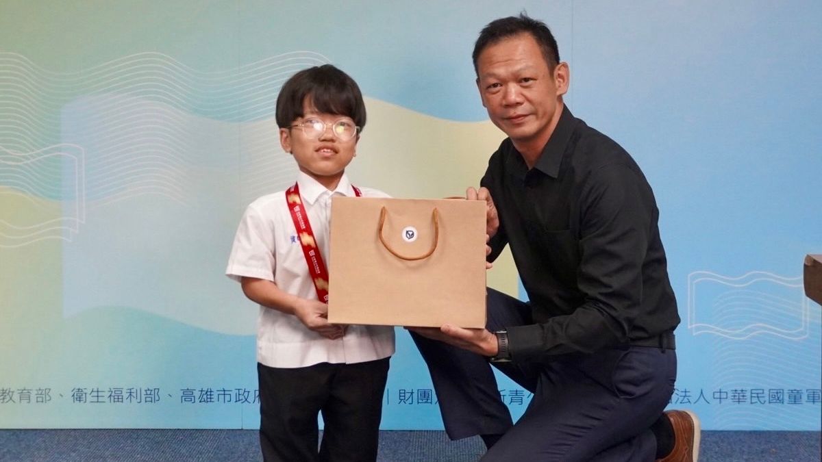 副秘書長張家興頒發台新青少年志工菁英獎奉獻獎,給樹德家商資料處理科身障生烏士賢。(圖/高市青年局提供) 副秘書長張家興頒發台新青少年志工菁英獎奉獻獎,給樹德家商資料處理科身障生烏士賢。(圖/高市青年局提供)