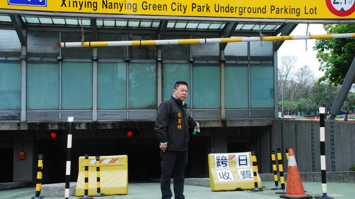 新營區路邊停車須收費 南市議員蔡育輝怒轟「一市二制」