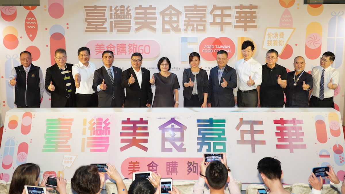 「臺灣美食嘉年華 美食購夠GO」活動,商業司長李鎂(中左)、觀光局長張錫聰及臺北市產業發展局副局長吳欣珮共同出席開幕儀式。(圖/經濟部提供) 「臺灣美食嘉年華 美食購夠GO」活動,商業司長李鎂(中左)、觀光局長張錫聰及臺北市產業發展局副局長吳欣珮共同出席開幕儀式。(圖/經濟部提供)