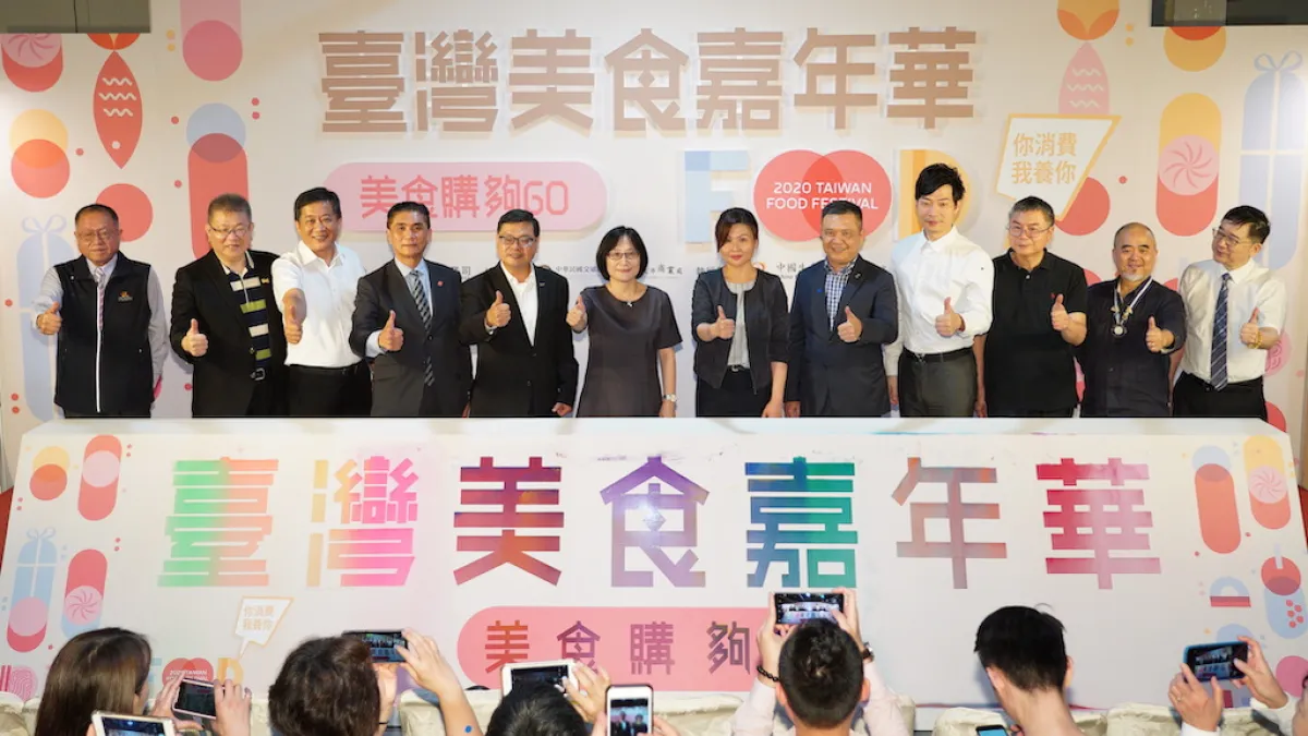 「臺灣美食嘉年華 美食購夠GO」活動,商業司長李鎂(中左)、觀光局長張錫聰及臺北市產業發展局副局長吳欣珮共同出席開幕儀式。(圖/經濟部提供)