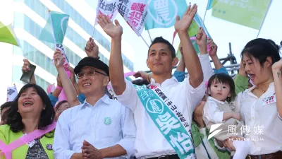 20191201-民進黨立委參選人吳怡農1日舉行競選總部成立大會,並與父親吳乃德一同上台合影。(顏麟宇攝)