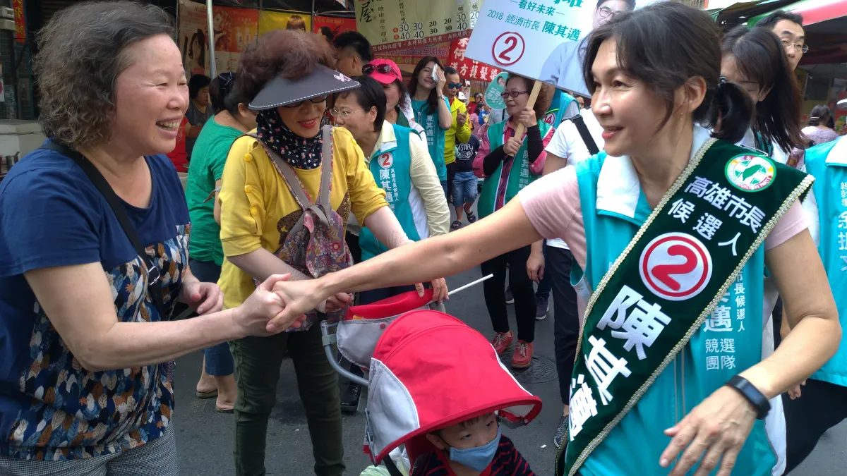 民進黨高雄市長候選人陳其邁夫人吳虹18日到市場掃街、替陳其邁拜票。(陳其邁辦公室提供)
