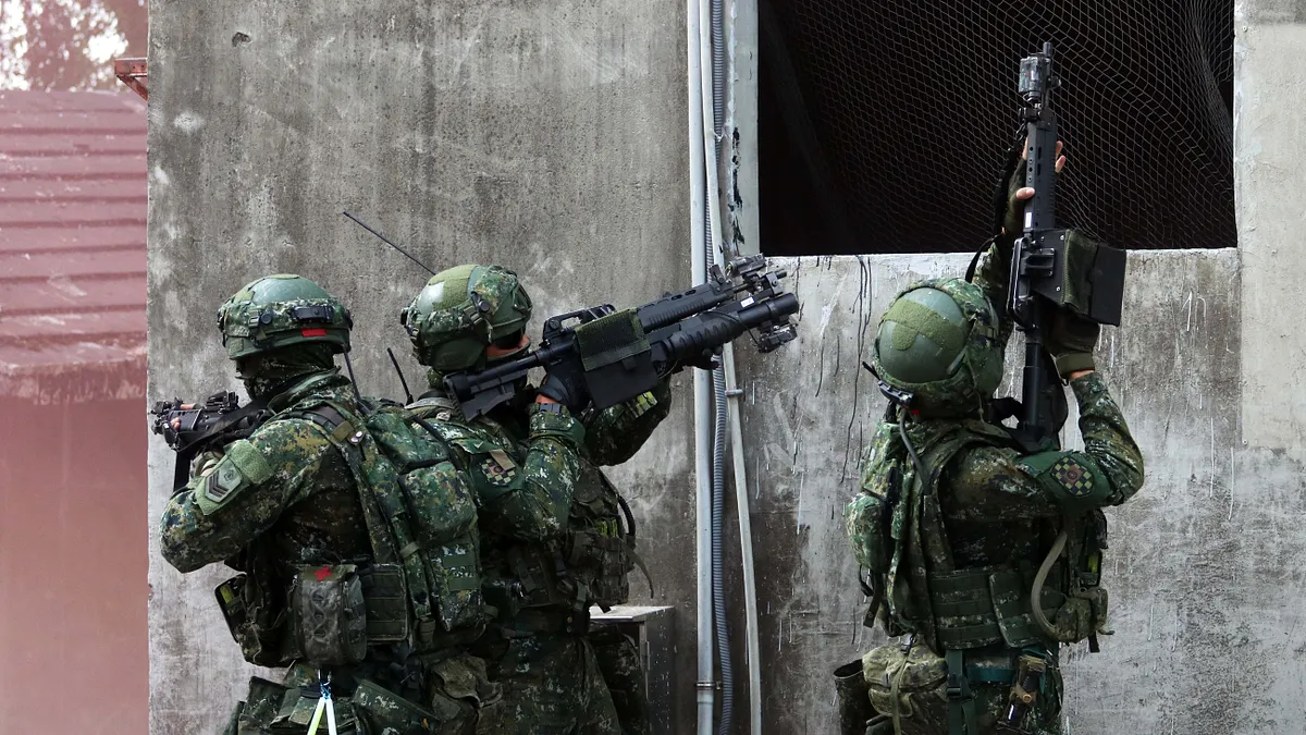 4個月的軍訓役期能不能培養有效的後備戰力,引發不少議論。示意圖,陸軍機步排城鎮戰訓練情況。(蘇仲泓攝) 4個月的軍訓役期能不能培養有效的後備戰力,引發不少議論。示意圖,陸軍機步排城鎮戰訓練情況。(蘇仲泓攝)