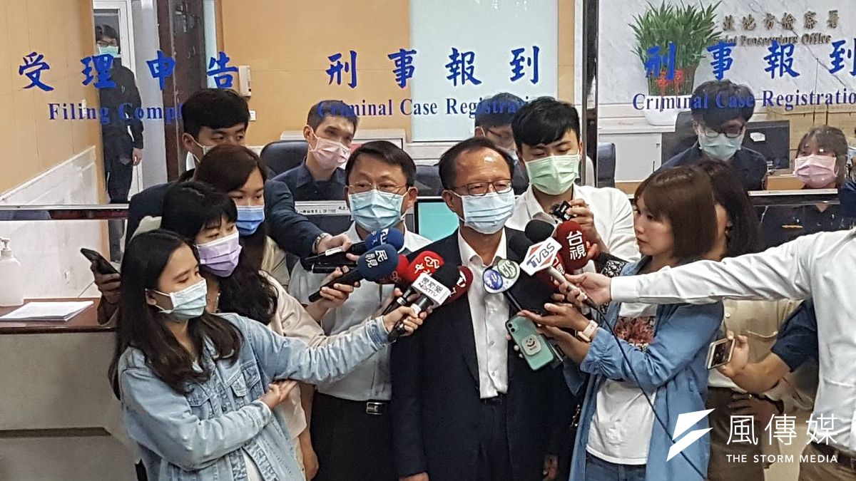 松山分局中崙派出所遭黑衣人闖入案延燒,台北市警局長陳嘉昌30日前往台北地檢署應訊,並交付個人手機。(林益民攝) 松山分局中崙派出所遭黑衣人闖入案延燒,台北市警局長陳嘉昌30日前往台北地檢署應訊,並交付個人手機。(林益民攝)