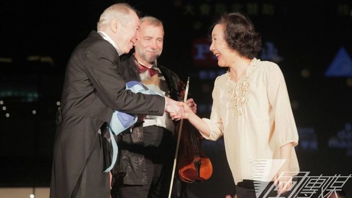 台中國家歌劇院即將開幕,市長夫人邵曉鈴22日欣賞光雕秀,與表演嘉賓握手致意(蕭德洪攝) 台中國家歌劇院即將開幕,市長夫人邵曉鈴22日欣賞光雕秀,與表演嘉賓握手致意(蕭德洪攝)