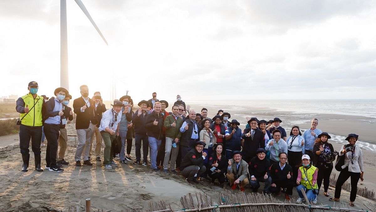 桃園市長鄭文燦邀請26國駐台大使、代表、外交官,參訪三接公投主題大潭電廠,並踏查草漯沙丘及走訪新屋范姜祖堂。(桃園市政府提供) 桃園市長鄭文燦邀請26國駐台大使、代表、外交官,參訪三接公投主題大潭電廠,並踏查草漯沙丘及走訪新屋范姜祖堂。(桃園市政府提供)